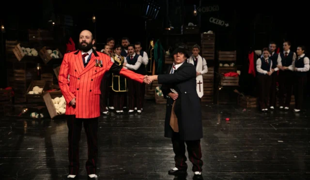 İzmir Şehir Tiyatroları'nın Arturo Ui'nin Önlenebilir Tırmanışı oyununun prömiyerinden bir sahne