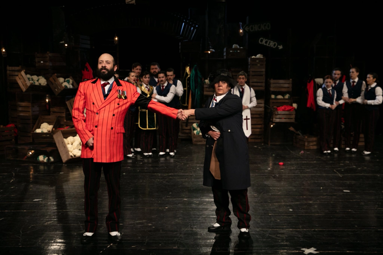 İzmir Şehir Tiyatroları’ndan Nefes Kesen Prömiyer: ‘Arturo Ui’nin Önlenebilir Tırmanışı’ Sahneye Kondu