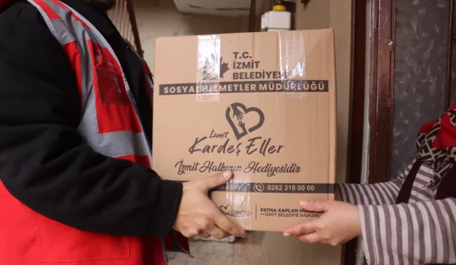 İzmit Belediyesi tarafından ihtiyaç sahiplerine dağıtılan gıda kolileri
