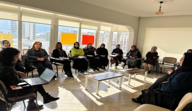 Şanlıurfa'da kadınlara ruh sağlığı ve iletişim becerileri eğitimi alan katılımcılar