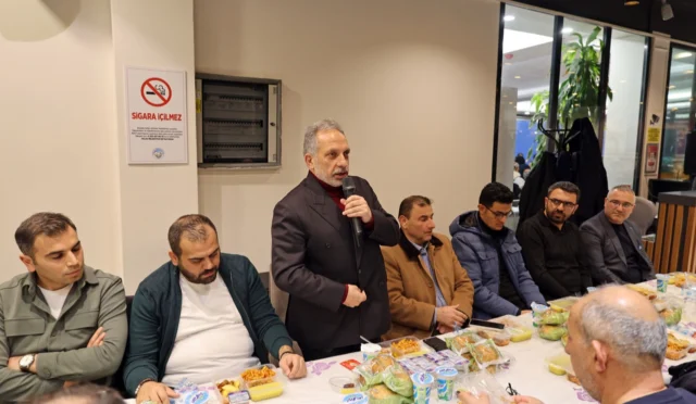 Kayseri Talas'ta kurulan Ramazan İkram Sofrası'nda vatandaşlar birlikte iftar yapıyor.
