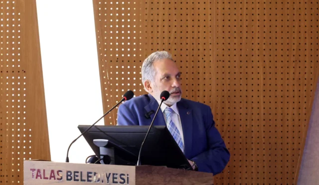 Talas Belediye Başkanı Mustafa Yalçın, meclis üyelerine yatırım ve projeleri sunarken