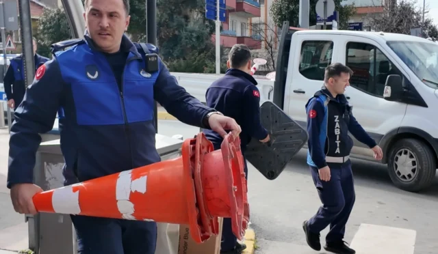 Kocaeli Çayırova'da zabıta ekipleri, kaldırımları işgal eden unsurlara yönelik denetim yapıyor.