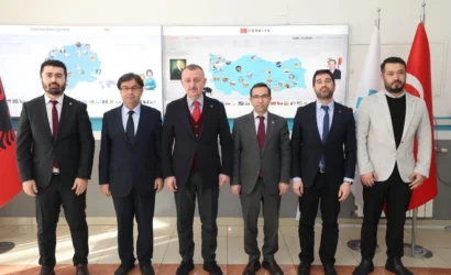 Kocaeli Büyükşehir Belediye Başkanı Tahir Büyükakın ve Kırçova Belediye Başkanı Aleksandar Jovanovski'nin tokalaşma fotoğrafı