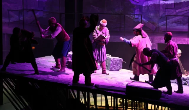 kocaeli-sehir-tiyatrolari-sinan-oyunu-istanbul-sahnesi-1