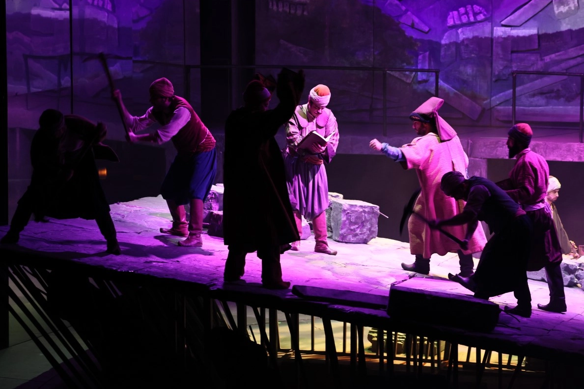 Kocaeli Şehir Tiyatroları’nın ‘Sinan’ Oyunu İstanbul Sahnesinde Fırtınalar Estirdi