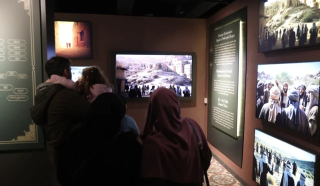 Konya Büyükşehir Belediyesi'nin düzenlediği Siyer Sergisi'ni ziyaret eden vatandaşlar