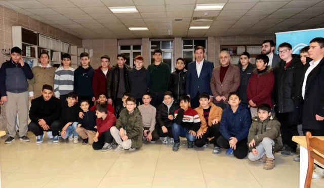 Karatay Belediye Başkanı Hasan Kılca'nın Ramazan ayında öğrenciler ve mahalle sakinleriyle bir araya geldiği buluşmadan bir kare.