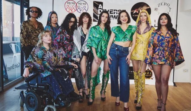 Londra Moda Haftası'nda Türk tasarımcı Aslıhan Akan'ın 'Bridging Cultures' koleksiyonundan bir görünüm