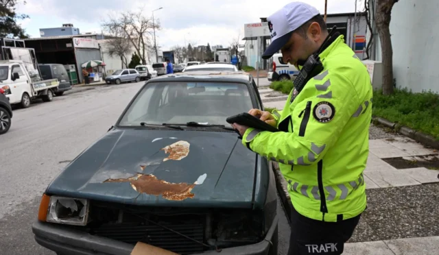 Manisa Büyükşehir Belediyesi tarafından kaldırılan hurda araçlar