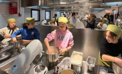 Marmaris'te ilkokul öğrencileri, Ramazan etkinliği kapsamında bir gazi ailesi için pide hazırlıyor.