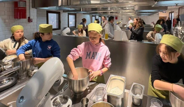 Marmaris'te ilkokul öğrencileri, Ramazan etkinliği kapsamında bir gazi ailesi için pide hazırlıyor.