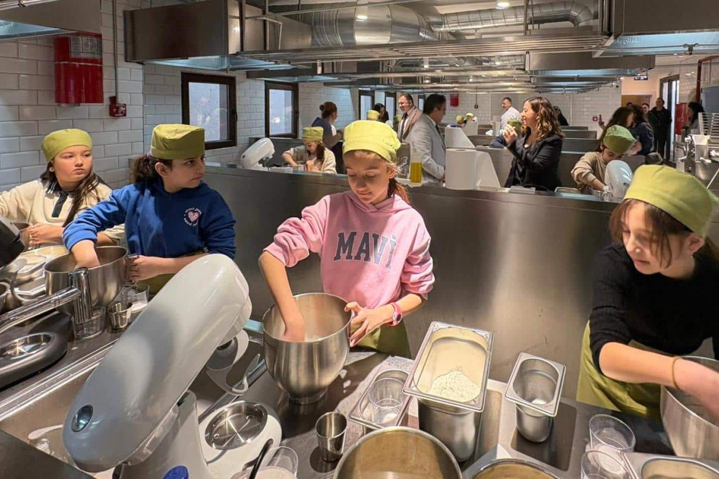 Marmarisli Minik Ellerden Gazi Ailesine Sıcak Pide: Ramazan Ruhunu Yaşattılar