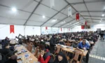 Kayseri Büyükşehir Belediye Başkanı Memduh Büyükkılıç, Ramazan iftarında vatandaşlarla birlikte yemek yiyor.