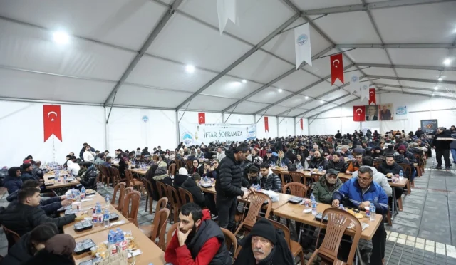 Kayseri Büyükşehir Belediye Başkanı Memduh Büyükkılıç, Ramazan iftarında vatandaşlarla birlikte yemek yiyor.
