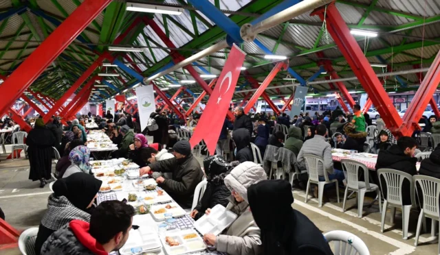 Osmangazi Belediyesi'nin Soğanlı Mahallesi'nde kurduğu iftar sofrası