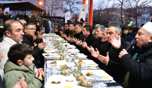 Osmangazi Belediyesi tarafından Panayır Mahallesi'nde düzenlenen iftar programında vatandaşlar bir arada
