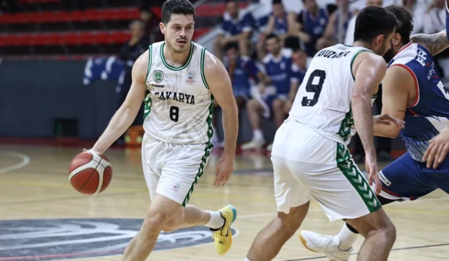 Sakarya Büyükşehir Belediyesi Basketbol Takımı oyuncuları maç öncesi hazırlık yapıyor