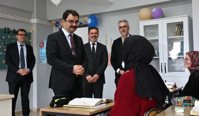 MEB Din Öğretimi Genel Müdürü Dr. Ahmet İşleyen'in Sakarya'daki imam hatip okulu ziyaretinden bir kare