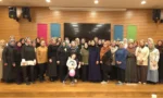 Sakarya'da SGM Manevi Farkındalık Atölyesi katılımcılarının iftar programında bir arada olduğu görsel.