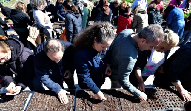 Bornova'da kadın üreticiler kent bostanlarında yerel tohum ekiyor