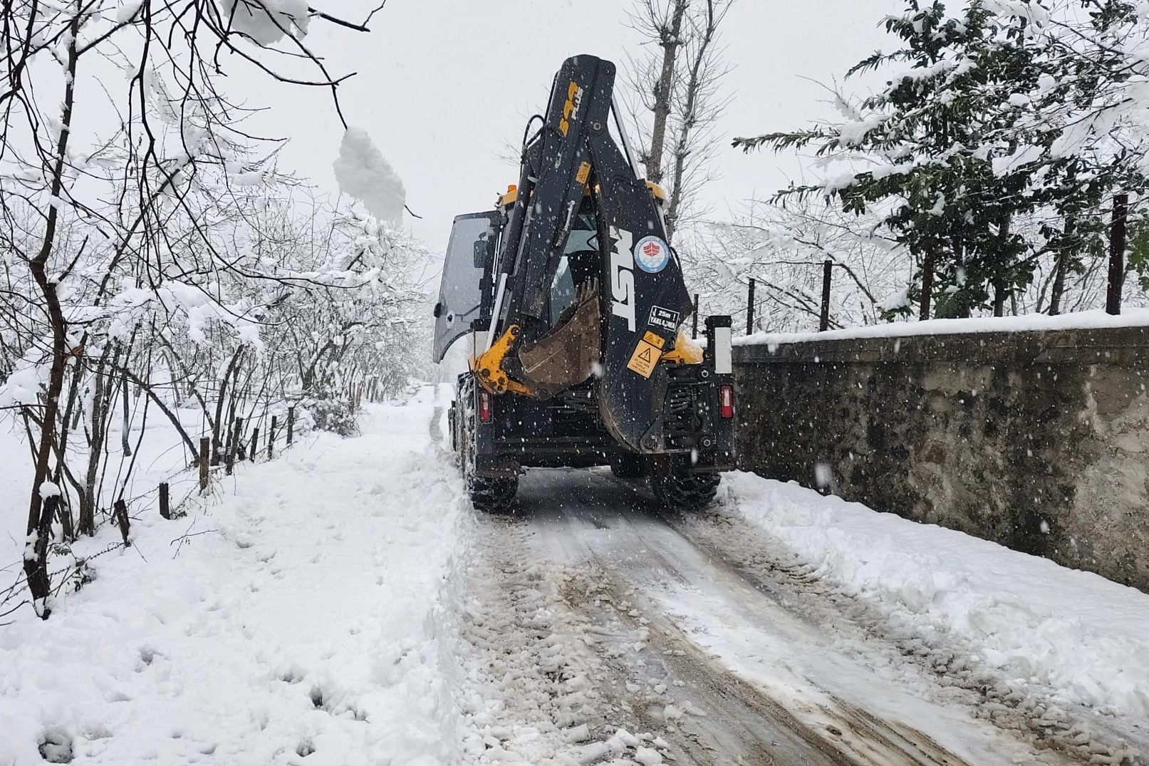 Trabzon’da Karla Mücadele: Büyükşehir Ekipleri Yolları Açmak İçin Seferber