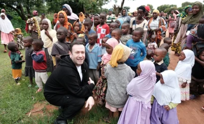 Ünlü iletişimci Özgür Aras, Afrika'da açtırdığı su kuyuları projesiyle umut dağıtıyor.