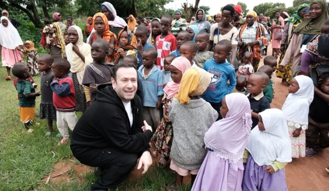 Ünlü iletişimci Özgür Aras, Afrika'da açtırdığı su kuyuları projesiyle umut dağıtıyor.