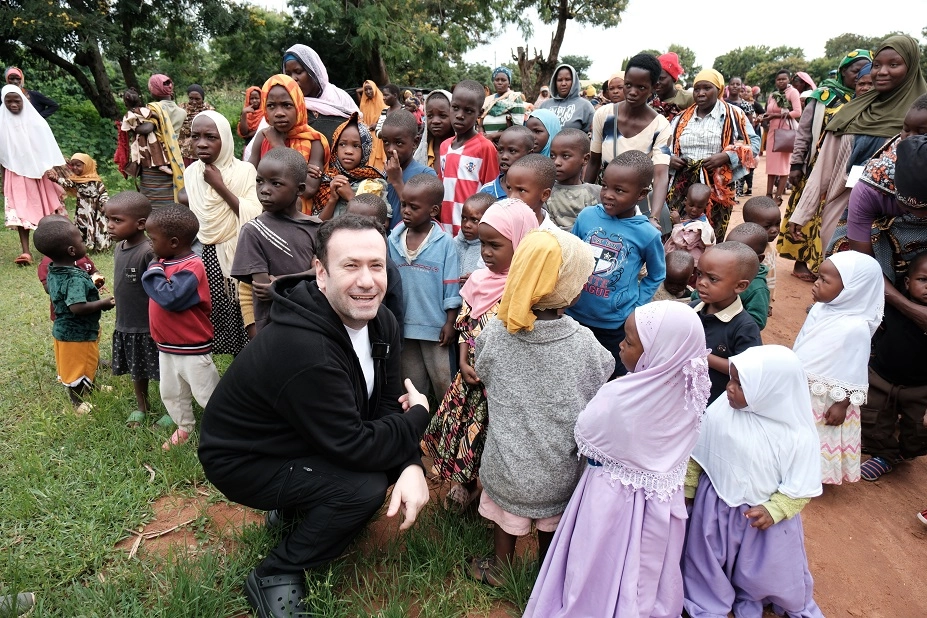 Özgür Aras’tan Afrika’ya Umut: Vefalı İletişimcinin Su Kuyusu Projesiyle Hayat Kurtaran Dokunuşu