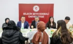 Bilecik Valisi Faik Oktay Sözer, üniversite öğrencileriyle birlikte iftar yemeği yerken