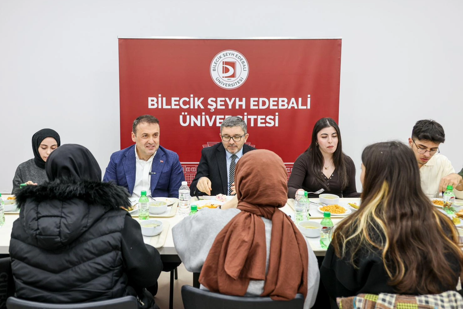 Bilecik Valisi Sözer’den Öğrencilere Sıcak İftar: ‘Gençler Türkiye’nin En Büyük Gücü’