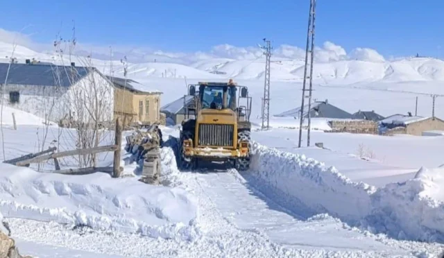 Van'da yoğun kar yağışı sonrası beyaz örtüyle kaplanan sokaklar ve belediye ekiplerinin kar küreme çalışmaları