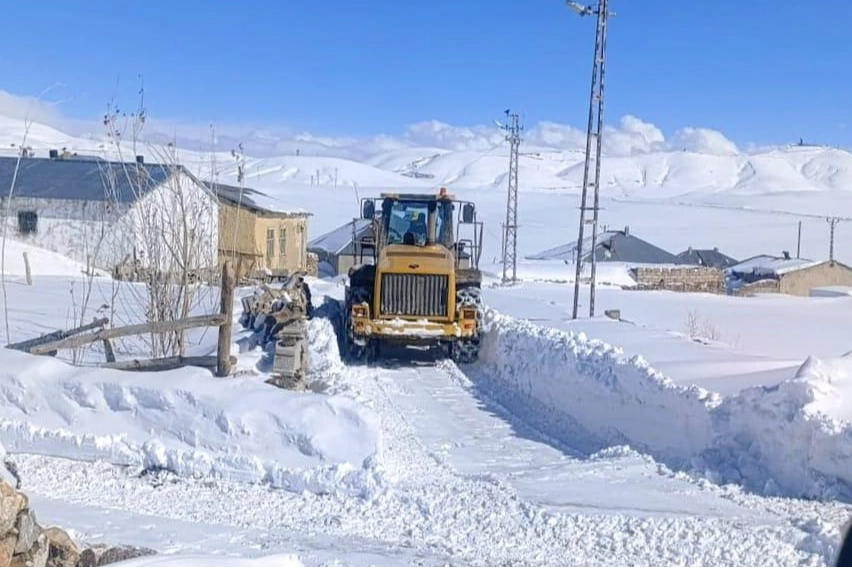 Van Beyaza Büründü: Karla Mücadele Ekipleri 7/24 Görevde