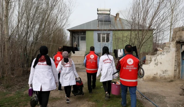 Vefa Ekipleri Ramazan ayında yaşlı ve engelli vatandaşlara destek oluyor, Ulusal Vefa Programı'na 5,1 milyar TL kaynak ayrıldı.