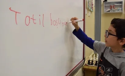 Okulda tatil heyecanı yaşayan öğrenciler