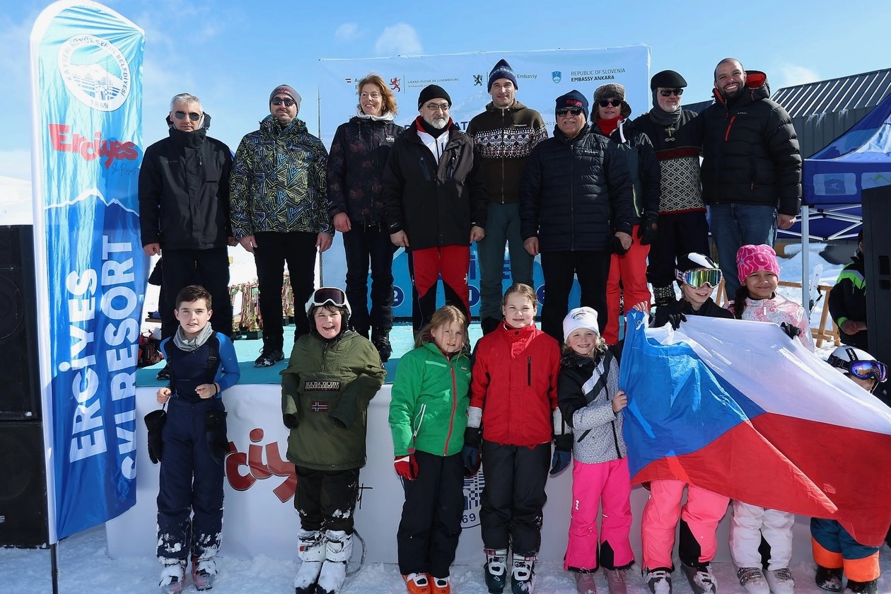 Erciyes’te Diplomatik Kayak Yarışı Nefes Kesti: Büyükelçiler Kayak Pistinde Buluştu
