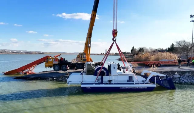 Ankara Büyükşehir Belediyesi ekipleri göl yüzeyindeki otları temizliyor