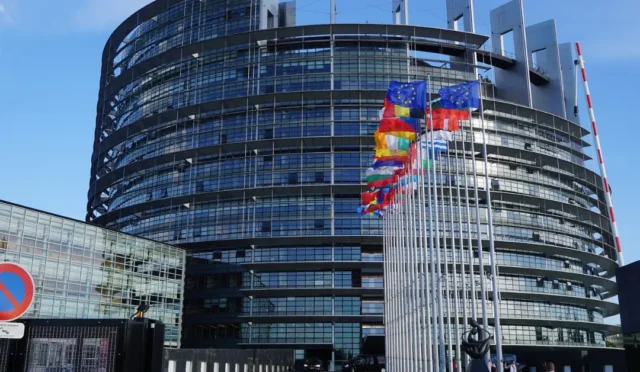 Avrupa Birliği'nin nükleer enerji alanına 330 milyon Euro'luk yatırımını gösteren grafik ve semboller