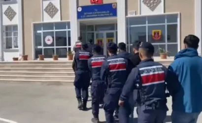 Adana'da yasa dışı bahis operasyonu kapsamında gözaltına alınan şüpheliler
