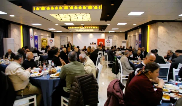 Adana'da sivil toplum ve eğitim camiası temsilcileri, birlik ve beraberlik mesajları verilen bir iftar programında bir araya geldi.