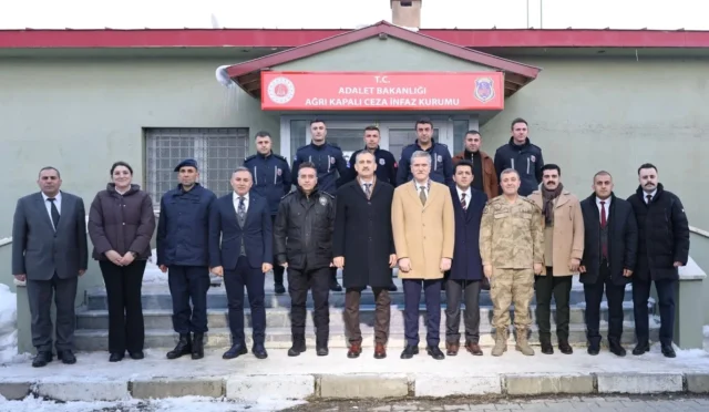 Ağrı Ceza İnfaz Kurumu'nda düzenlenen iftar programında bir araya gelen adli erkan ve infaz koruma personeli