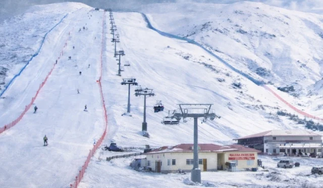 Ağrı Güneykaya Kayak Tesisi'nin yeniden faaliyete geçirilmesiyle ilgili çalışmaların başladığını gösteren görsel.