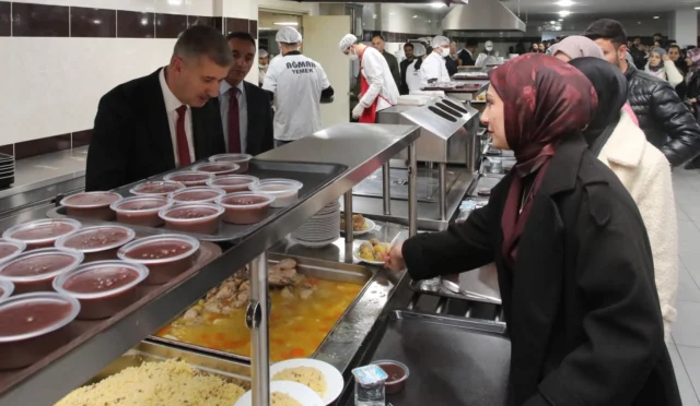 Ağrı İbrahim Çeçen Üniversitesi Rektörü Prof. Dr. İlhami Gülçin, öğrencilerin yer aldığı iftar programında konuşma yapıyor.