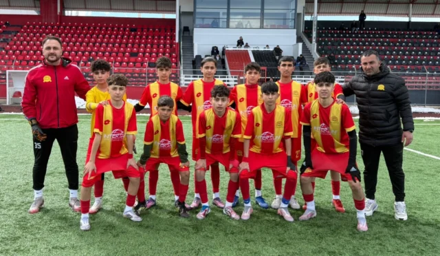 Ağrı U.14 Ligi şampiyonu Doğubeyazıt Gençlerbirliği futbol takımı kupayla sevinirken
