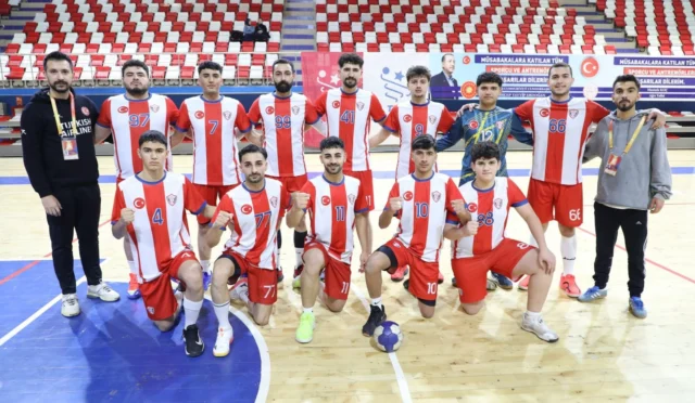 Ağrı Gençlik Spor hentbol takımı oyuncuları sahada mücadele ederken