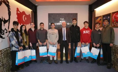 Ağrılı öğrenciler Batman'da TÜBİTAK yarışmasında ödül alırken