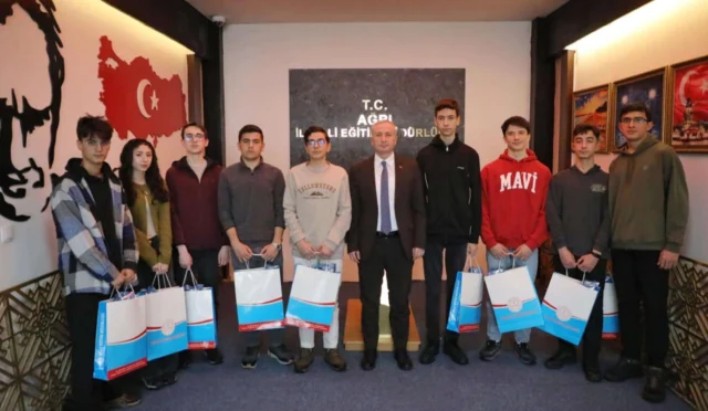 Ağrılı öğrenciler Batman'da TÜBİTAK yarışmasında ödül alırken