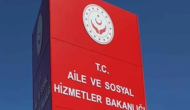 Aile ve Sosyal Hizmetler Bakanlığı yetkilileri basın açıklaması yaparken
