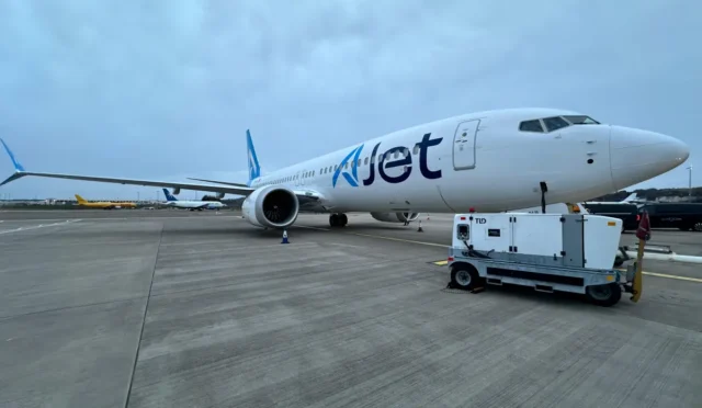 AJet'in filosuna yeni katılan Boeing 737-8 MAX uçaklarından biri