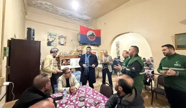 AK Parti Mardin İl Başkanı Mehmet Uncu'nun öncülüğünde Yeşilay Haftası kapsamında gerçekleştirilen sosyal sorumluluk projesi kapsamında vatandaşlara broşür dağıtılıyor.